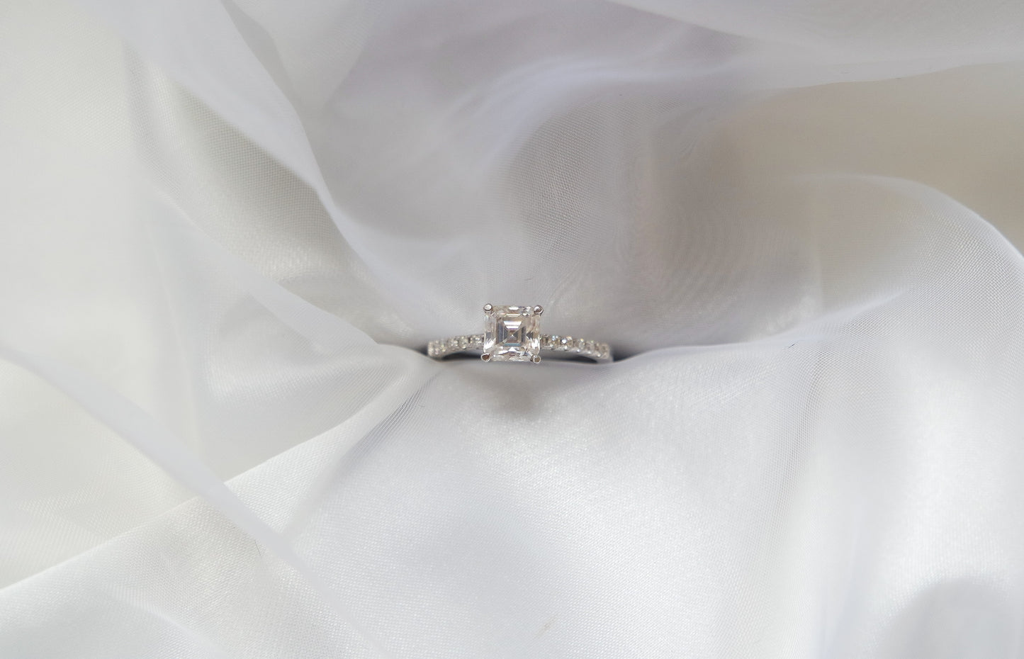 Qarah - Diamond Solitaire Ring