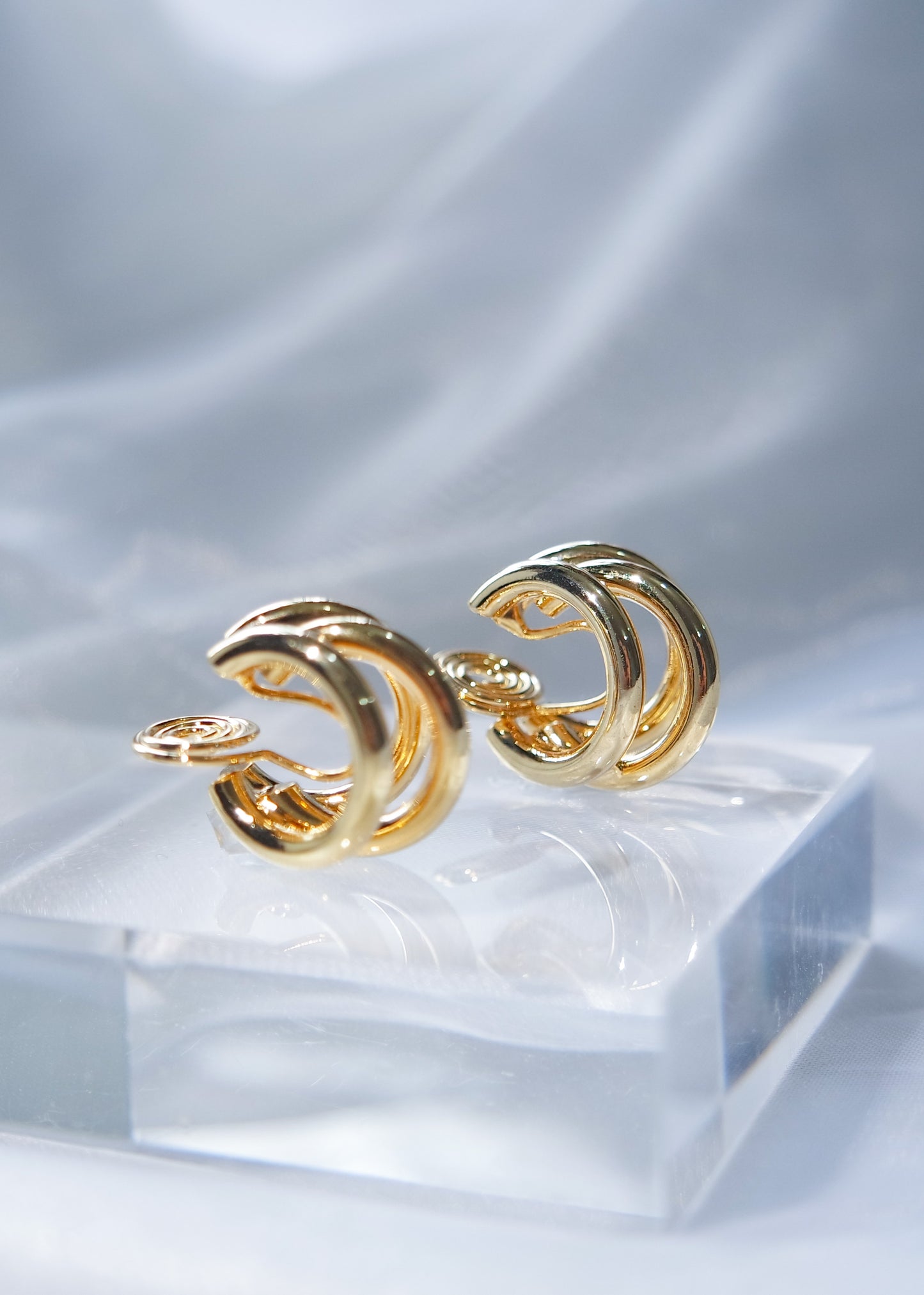 Gold Claw Huggie Earrings (L)